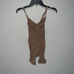 SKIMS SEAMLESS SCULPT MID THIGH BODYSUIT SIENNA NUDE MEDIUM NEW